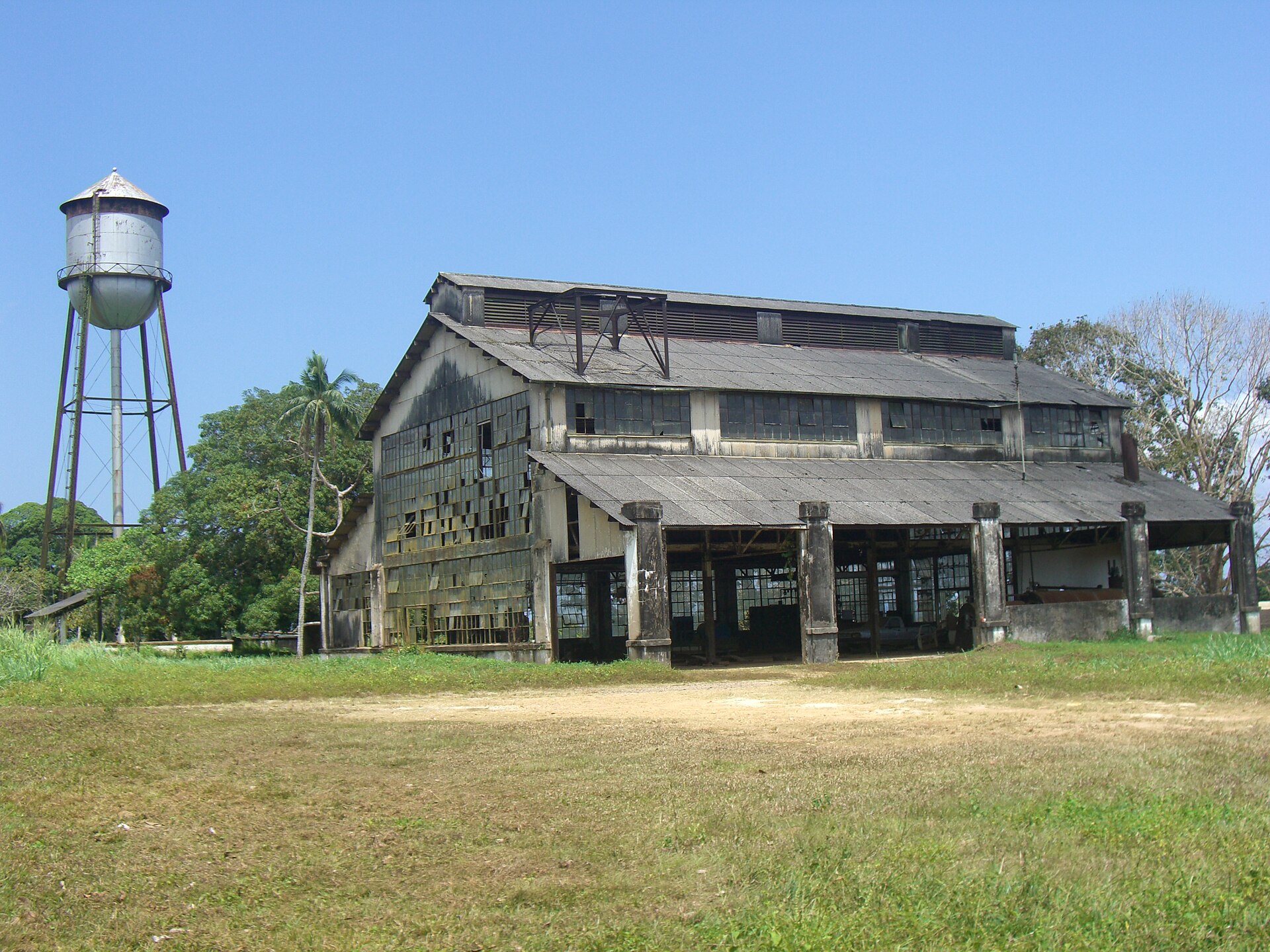 Antigo armazém e torre de água de Fordlândia